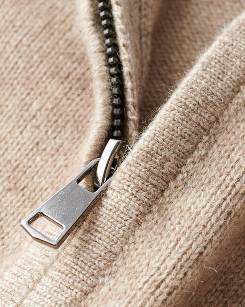 Elegante Zip Sweater